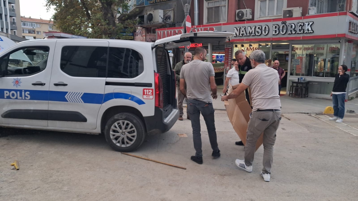 Kocaeli'de polis ekip aracına giren yavru kedi, itfaiye ekiplerince kurtarıldı