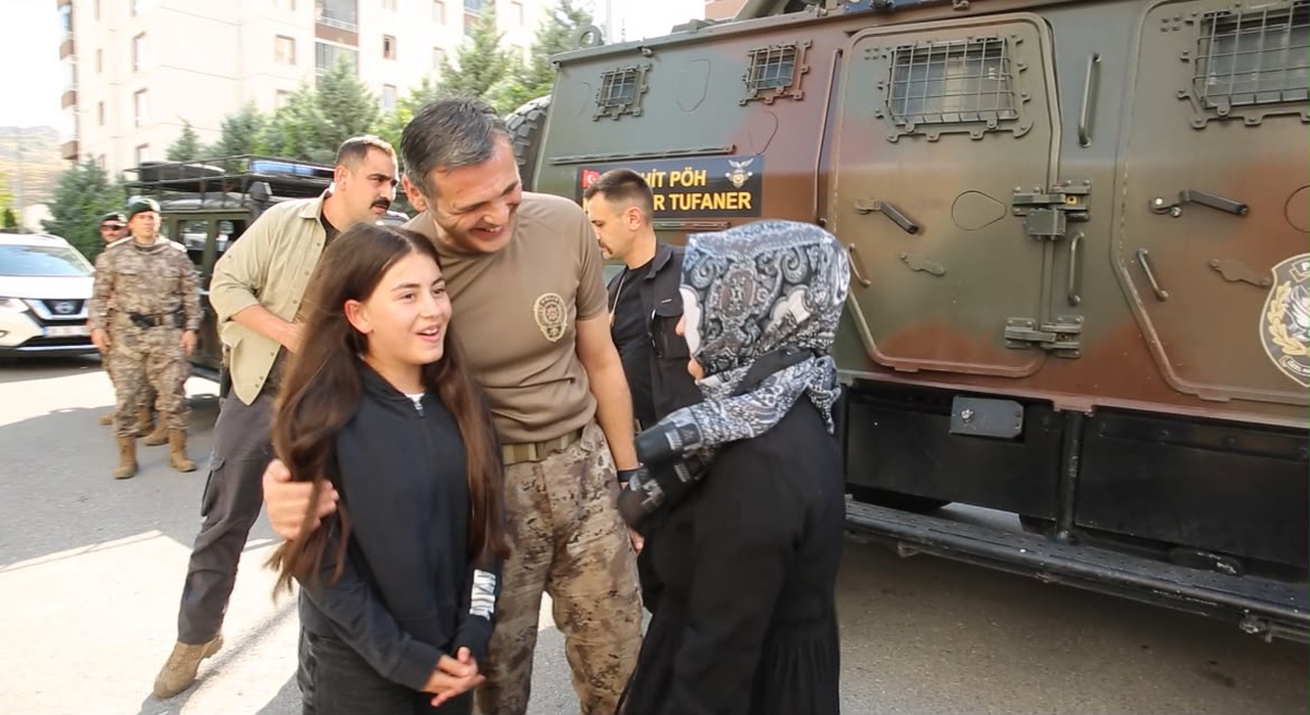 Emniyet Müdürü, şehit çocuğunu okuldan özel harekat aracıyla alıp evine bıraktı