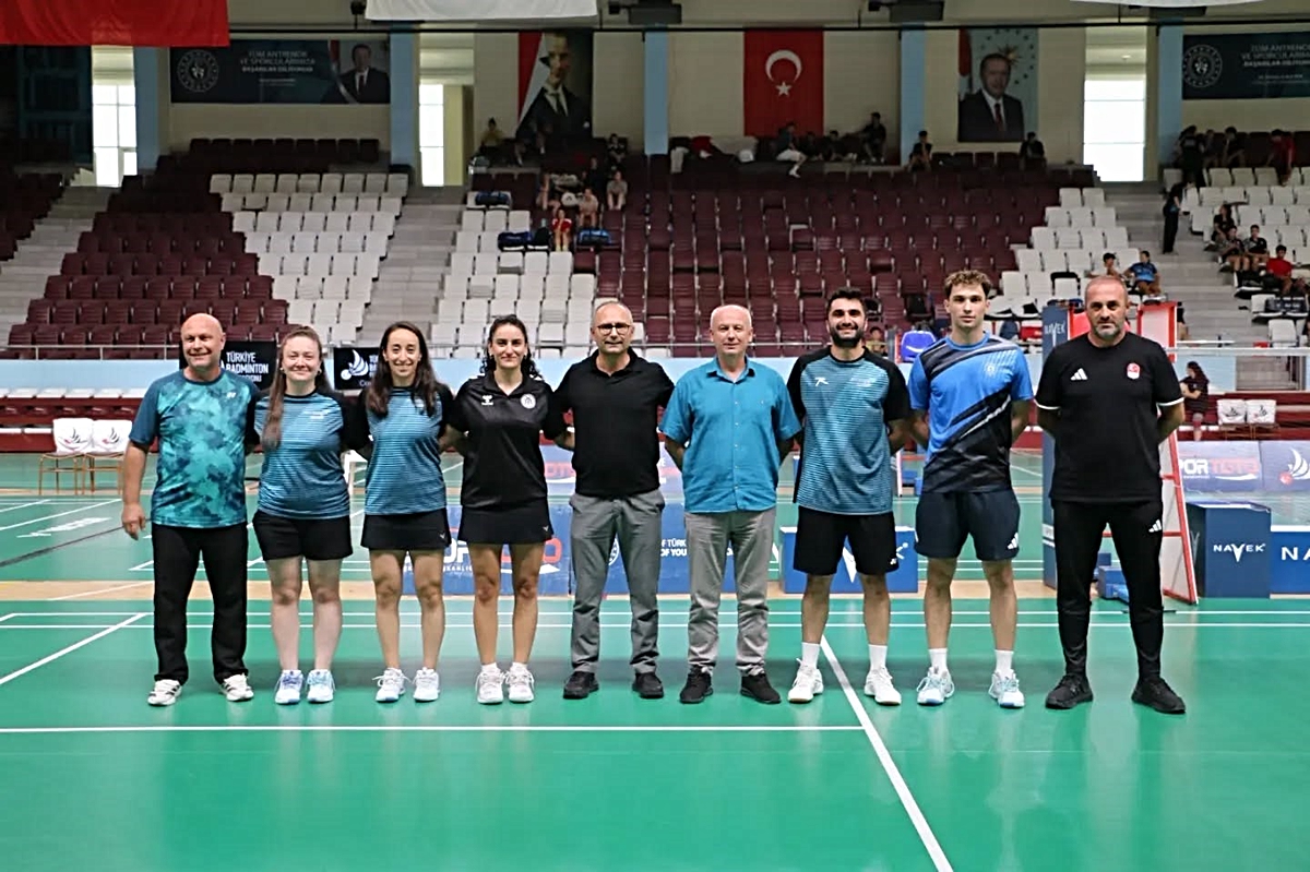 Erzincanlı milli sporculara federasyondan raket