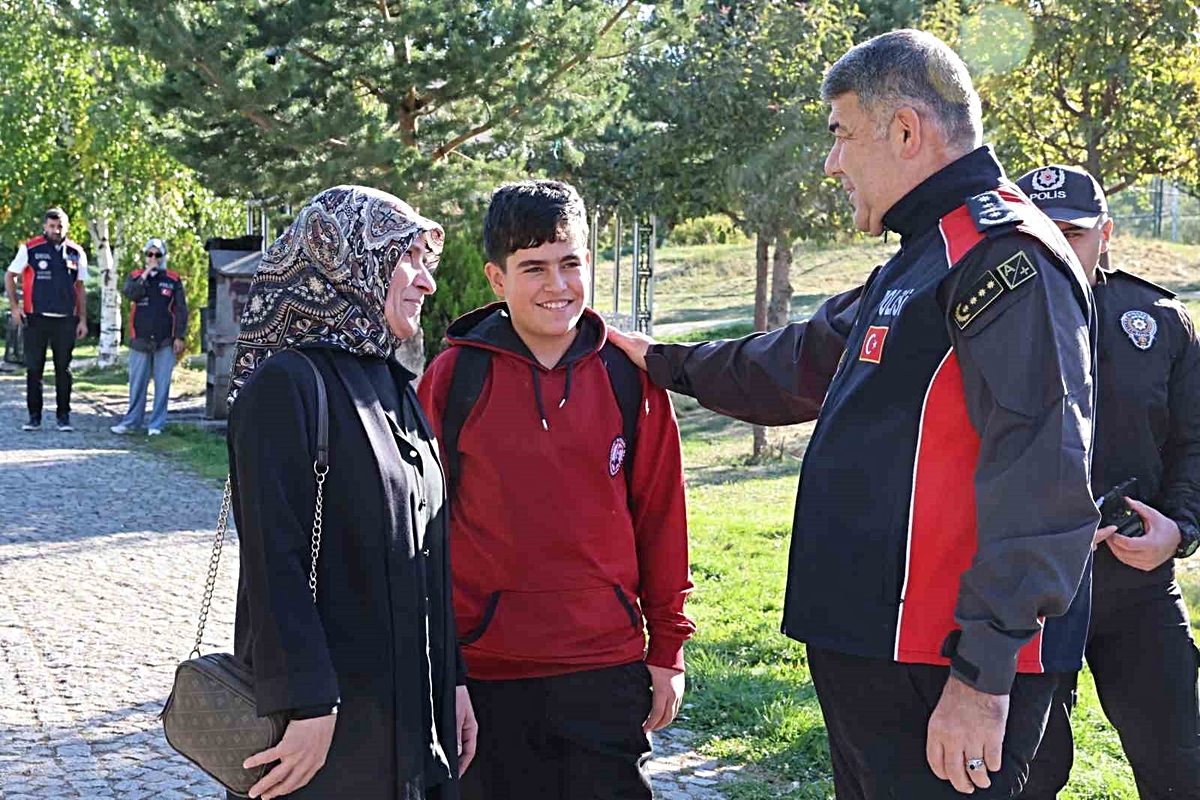 Erzurum’da okul çevrelerine sıkı denetim: Emniyet Müdürü Karaburun sahaya indi