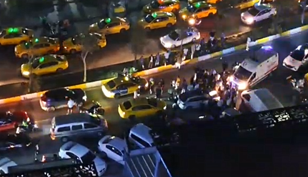 Esenyurt'ta trafikteki 2 sürücünün kavgası kamerada