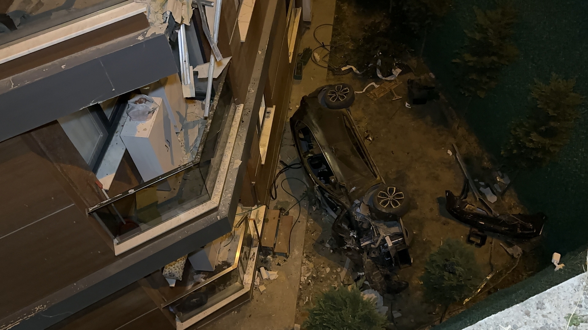 Eyüpsultan'da otomobil, binaya çarptıktan sonra 15 metre yükseklikten bahçeye düştü: 2 yaralı