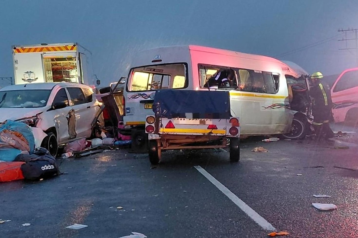 Güney Afrika'da zincirleme trafik kazası! 21 kişi hayatını kaybetti