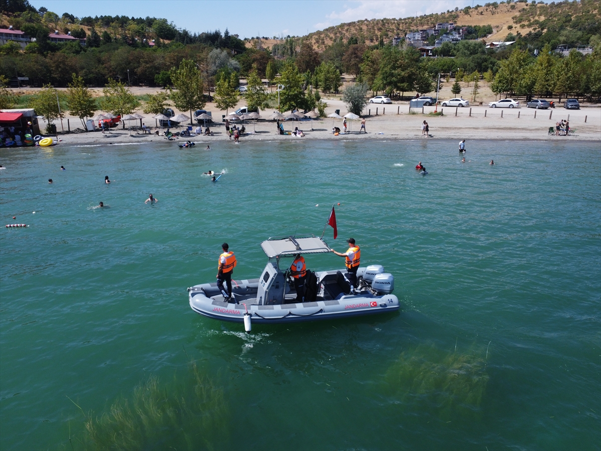 Hazar Gölü'nün güvenliğini botlu jandarma ekibi sağlıyor