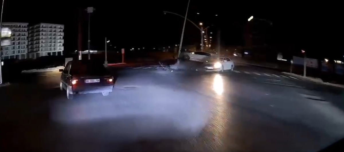 'Işık ihlali' kazası kamerada; 3 yaralı