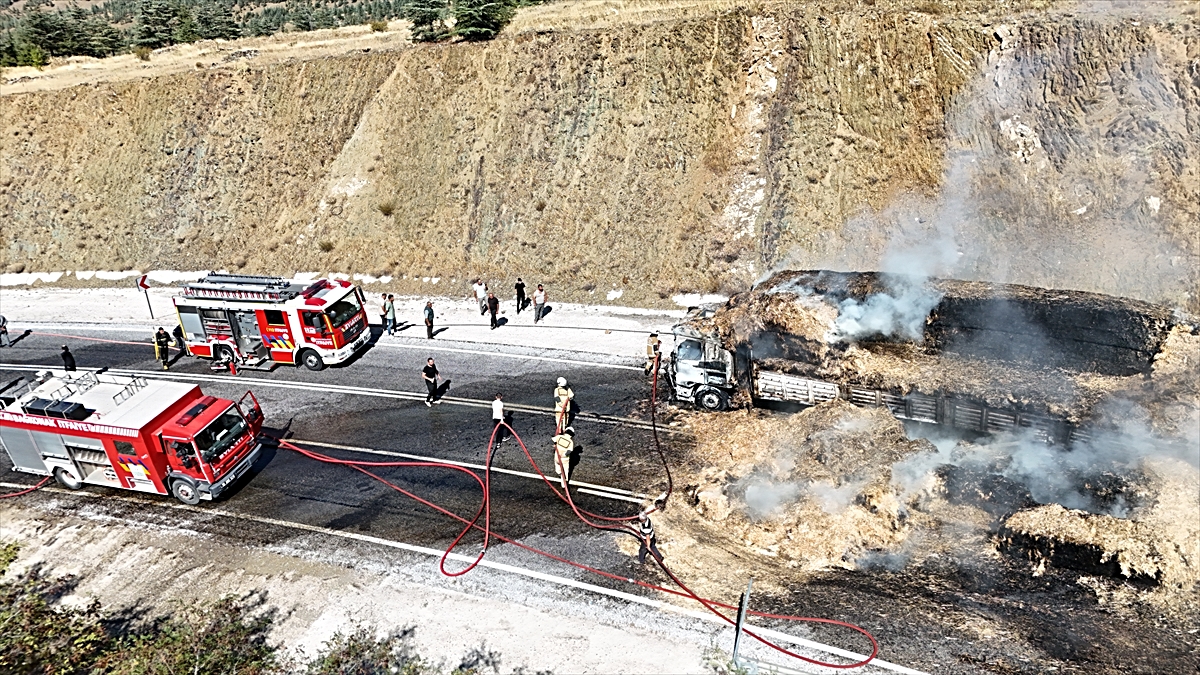 Isparta'da saman yüklü tır seyir halindeyken alev aldı