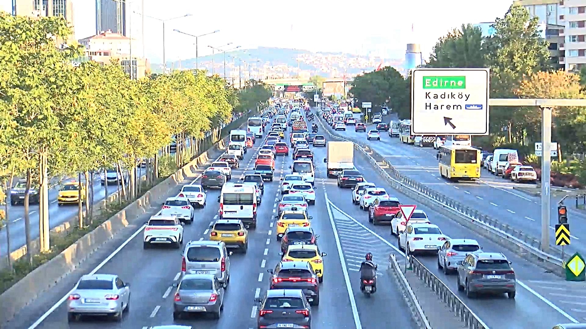 İstanbul’da yeni eğitim öğretin döneminin ilk günü trafik yoğunluğu oluştu