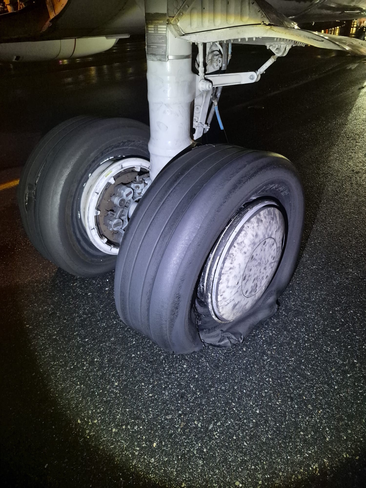 İstanbul Havalimanı’nda 2 lastiği patlayan uçağın pilotu taksi yolunda bekledi / Ek bilgi
