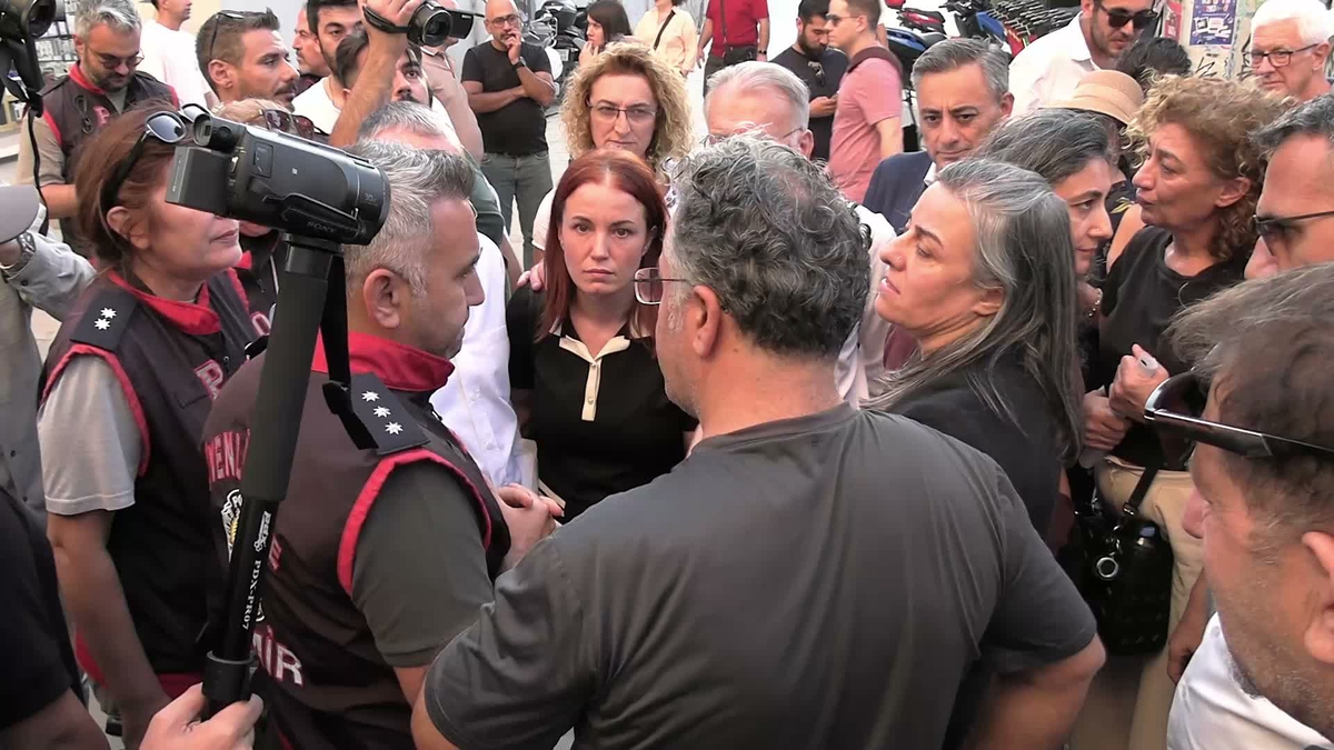 İzmir’de LGBTİ+ yürüyüşüne polis engeli