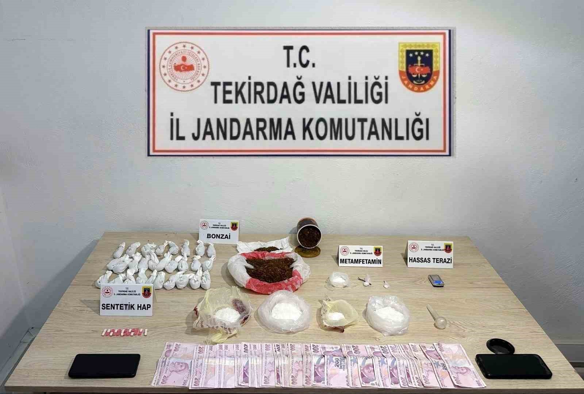 Jandarma operasyonlarında silah, uyuşturucu ve kaçak ürünler ele geçirildi