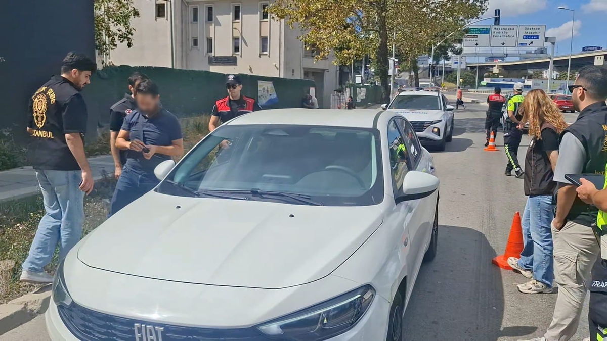 Kadıköy’de okul çevrelerinde güvenlik uygulaması gerçekleştirildi