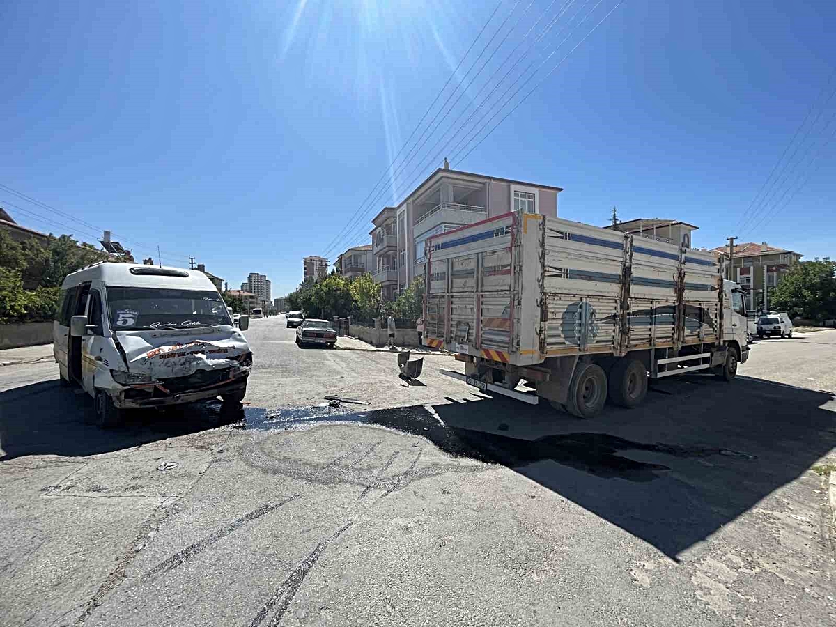 Karaman’da minibüs ile kamyon çarpıştı: 2 yaralı