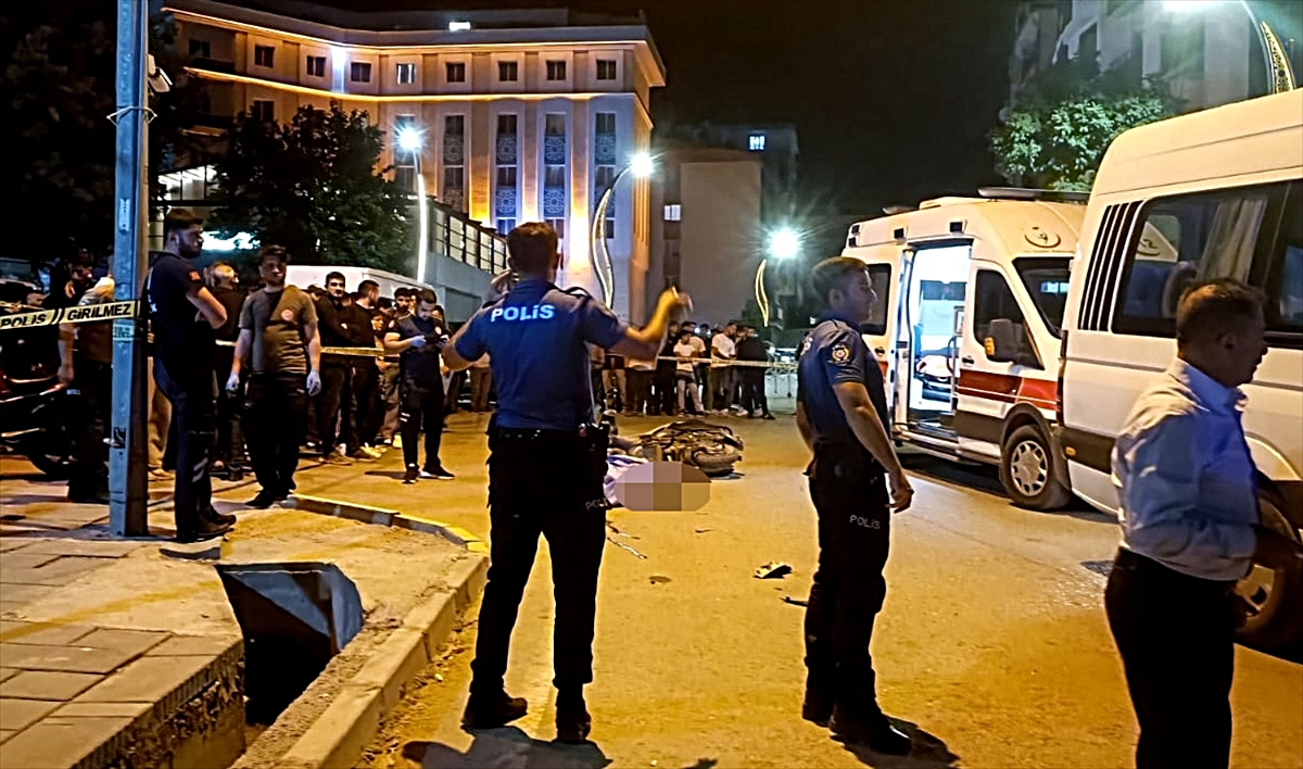 Kars'ta minibüsle çarpışan motosikletin sürücüsü hayatını kaybetti