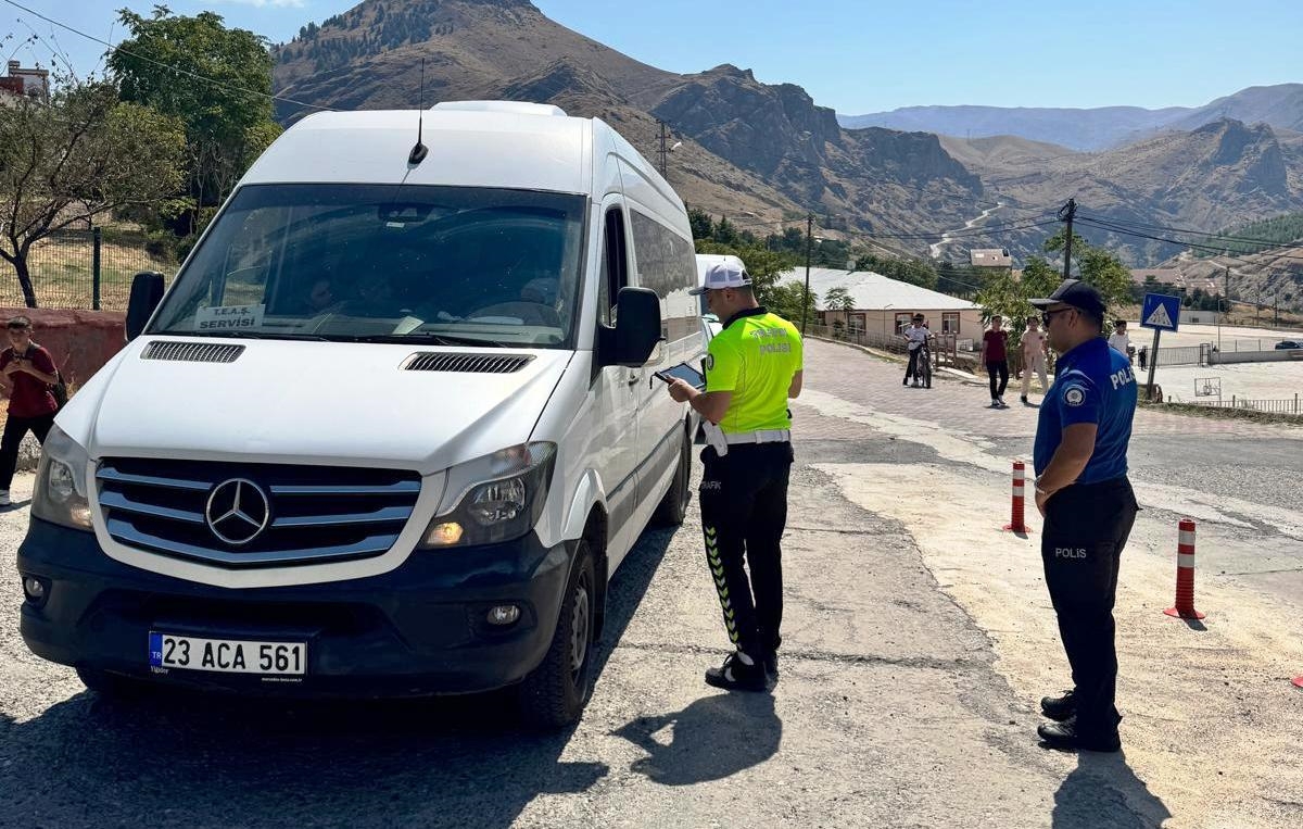 Keban'da okul servis araçlarında ve okul çevrelerinde denetim yapıldı