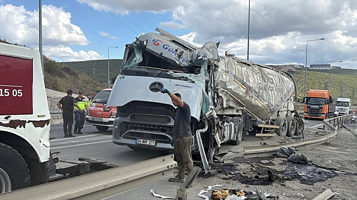 Kocaeli'de devrilen silobas kara yolunda ulaşımı aksattı