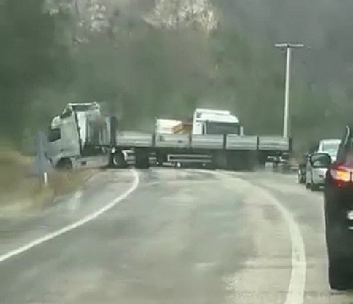 Kontrolden çıkan tır kara yolunu trafiğe kapattı