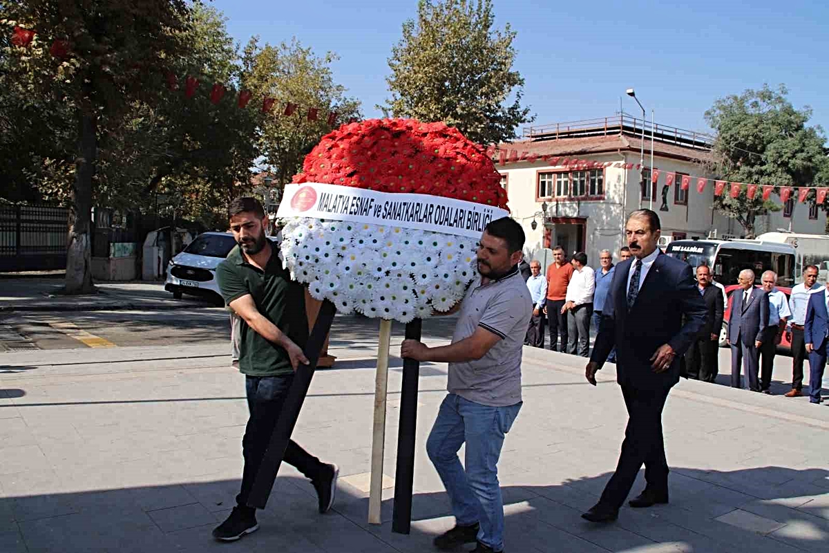 Malatya’da Ahilik Haftası için Atatürk Anıtı’na çelenk sunuldu