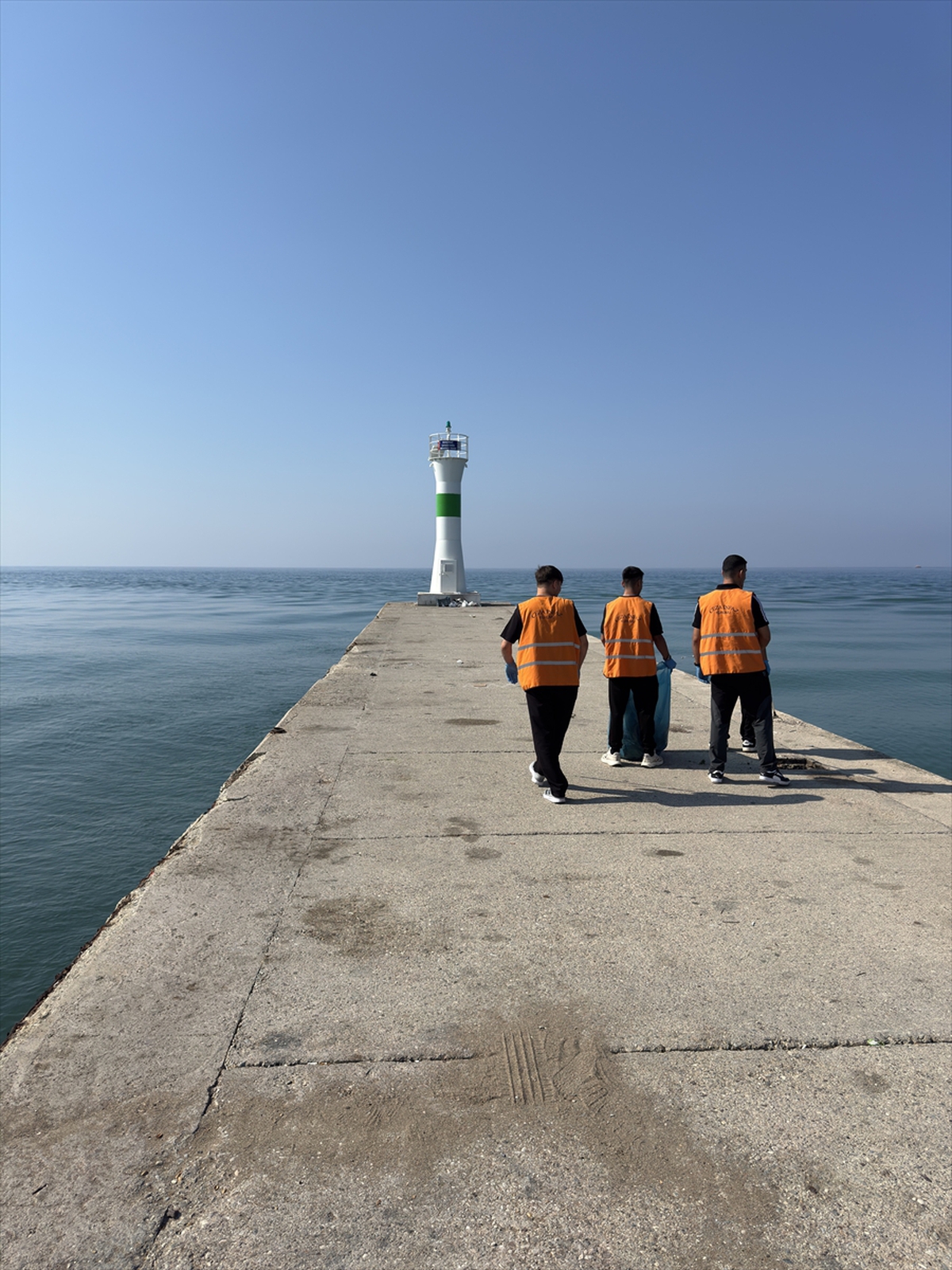 Manavgat'ta hükümlüler çevre temizliğine katıldı