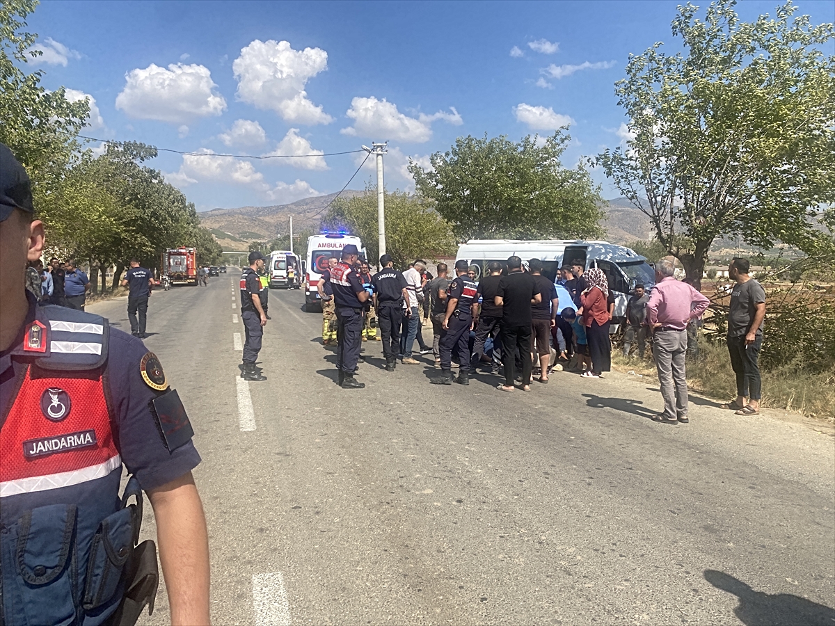 Manisa'da işçileri taşıyan servis minibüsünün ağaca çarptığı kazada 14 kişi yaralandı