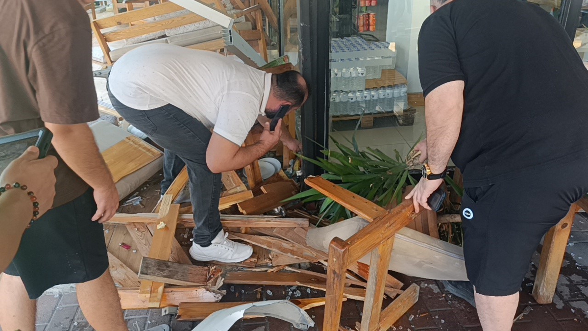 Minibüs kontrolden çıkıp kafeye daldı ölümden saniyelerle yaralı kurtuldu