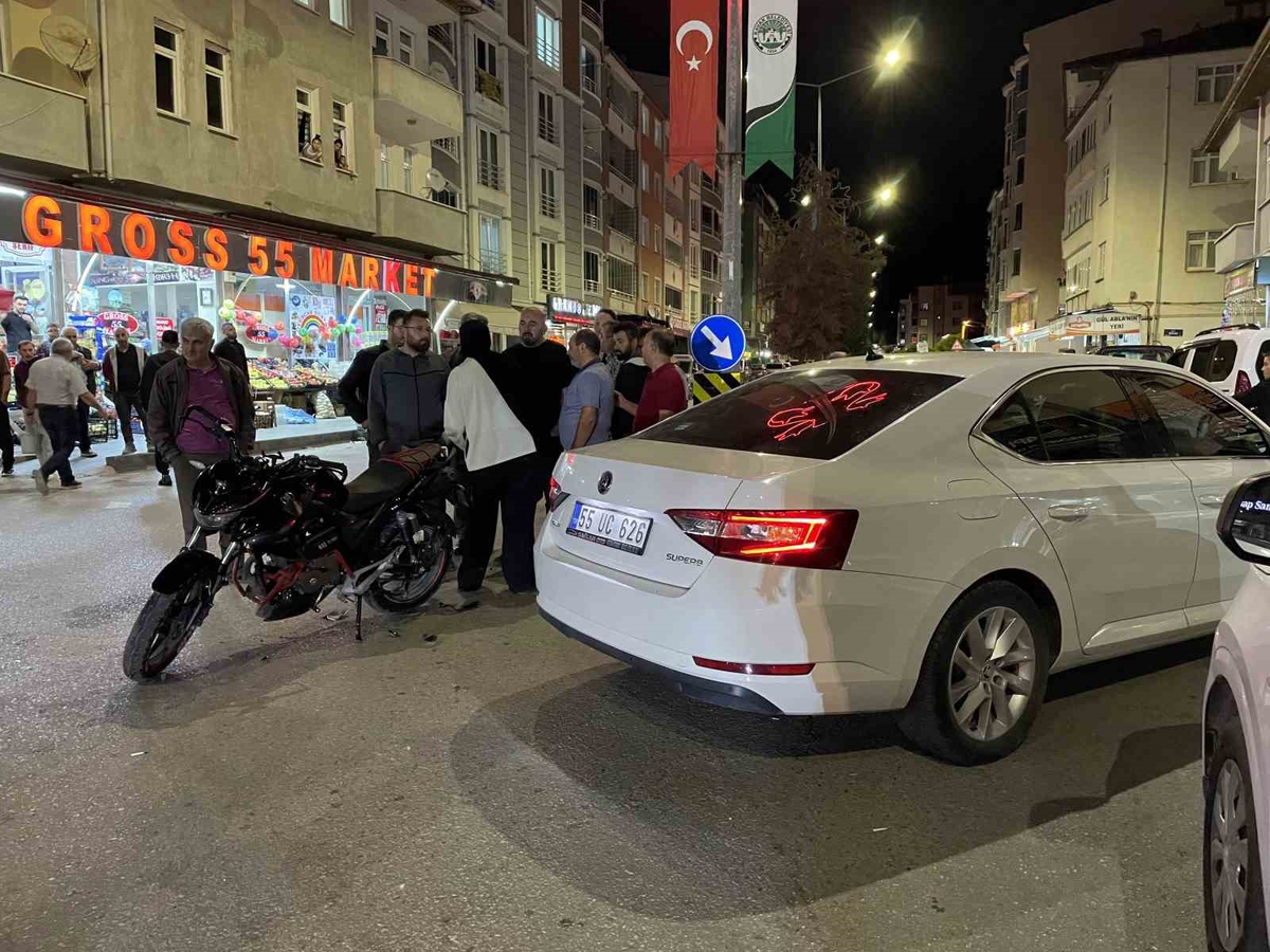 Motosiklet otomobille çarpıştı: 1 yaralı