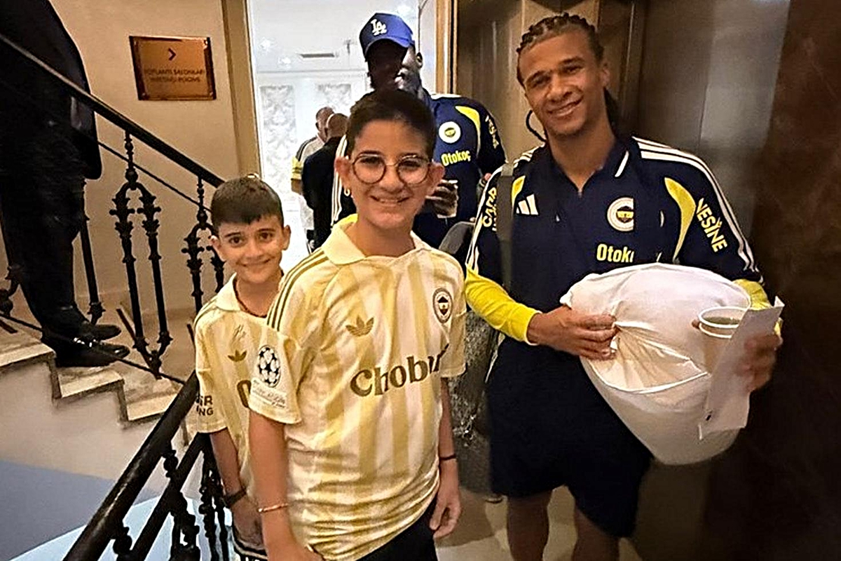 Nathan Ake'nin elindeki yastığın hikayesi ortaya çıktı