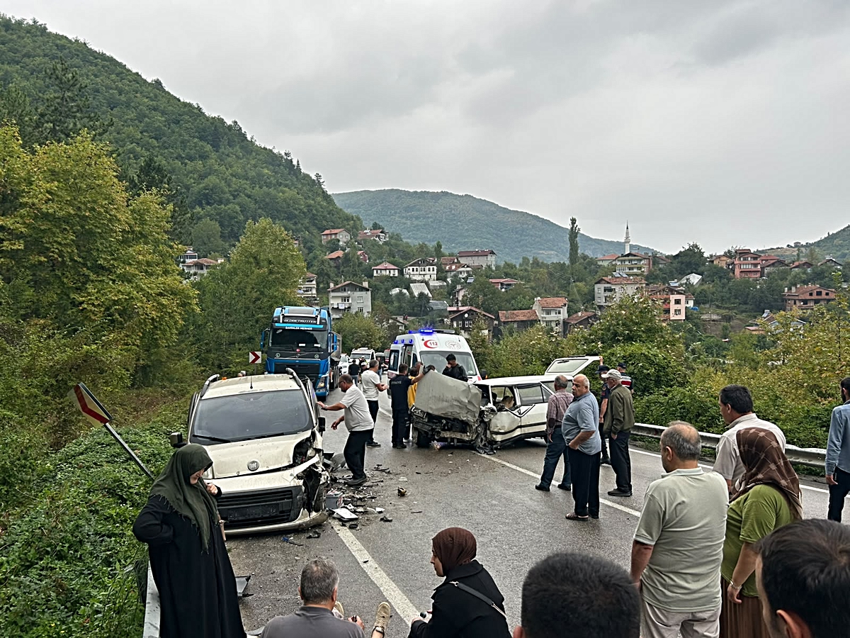 Otomobil ve hafif ticari araç çarpıştı: 1'i bebek, 7 yaralı