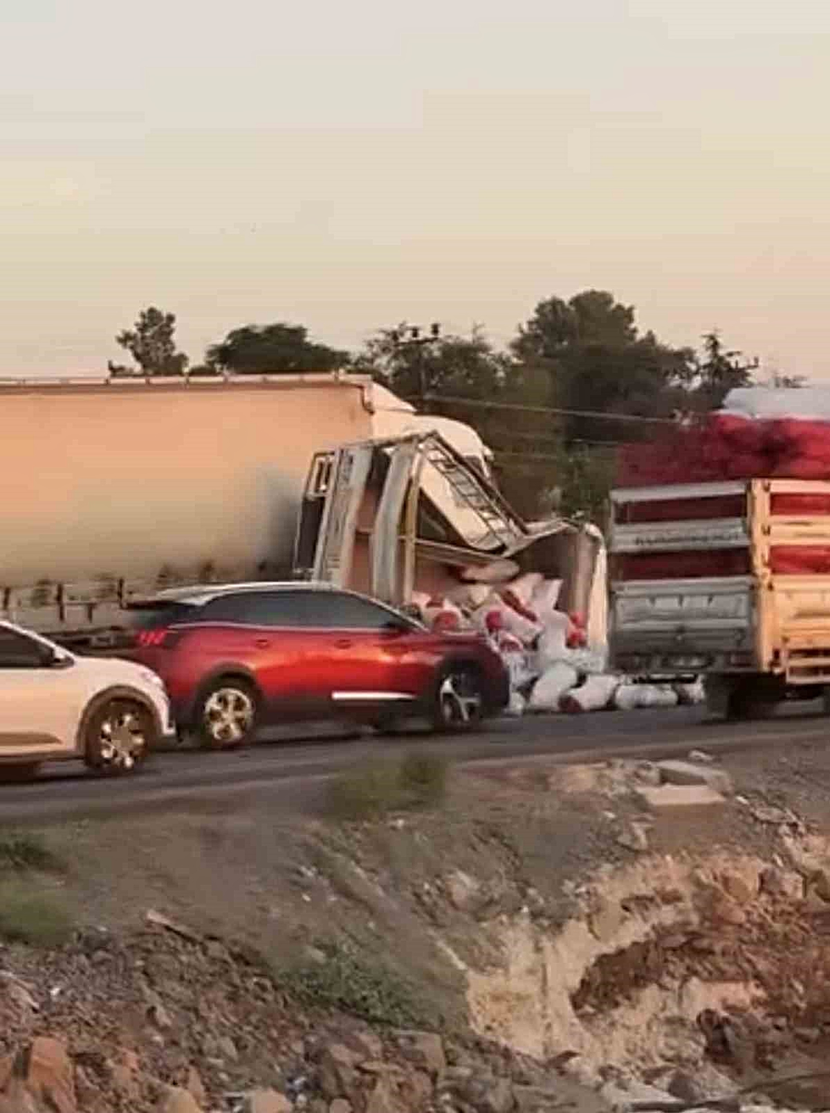 Şanlıurfa’da tır ile biber yüklü kamyonet çarpıştı: 3 yaralı
