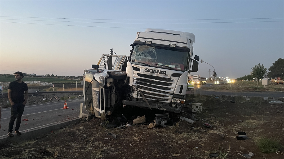 Şanlıurfa'da tırla kamyonetin çarpışması sonucu 3 kişi yaralandı