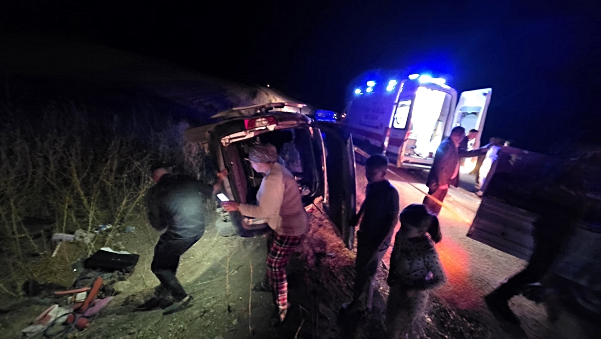 Sivas'ta hafif ticari aracın devrilmesi sonucu 5 kişi yaralandı
