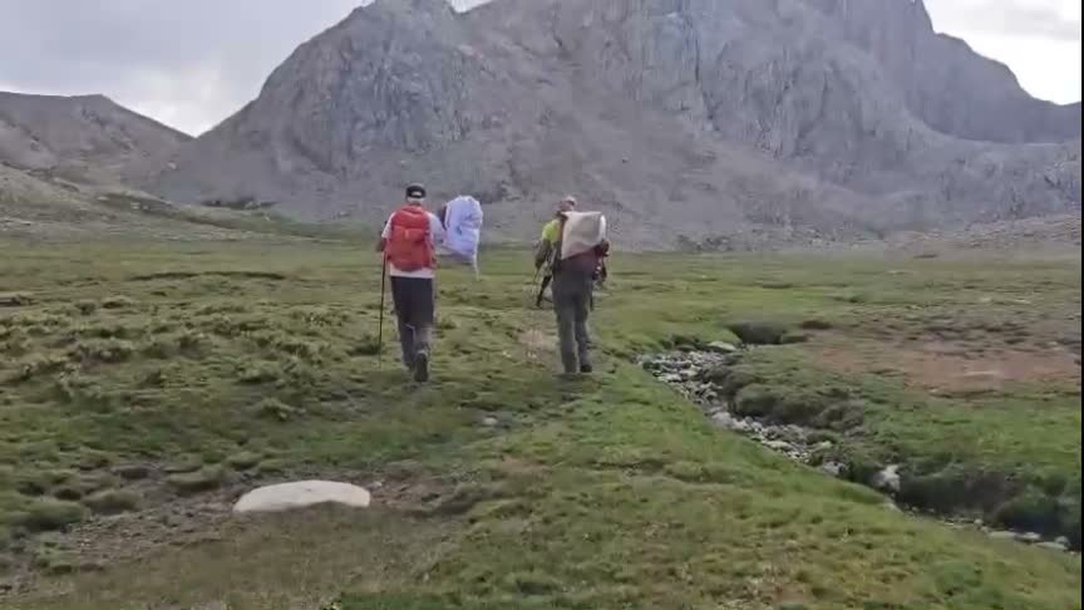Tunceli’de doğa gezisini yarıda bırakıp 8 saat boyunca çöp taşıdılar
