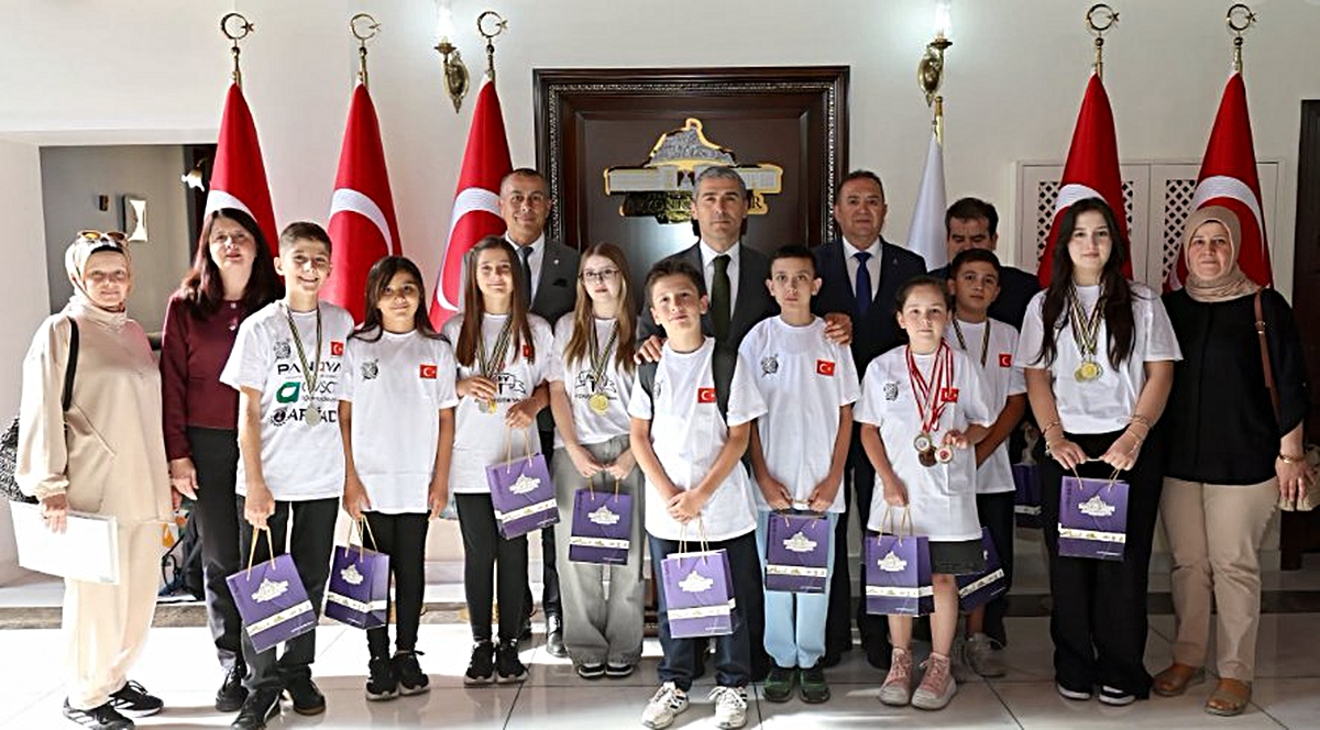 Türkiye’yi Gururlandıran Başarı: Dereceye Giren Öğrenciler Vali Aktaş’ı Ziyaret Etti
