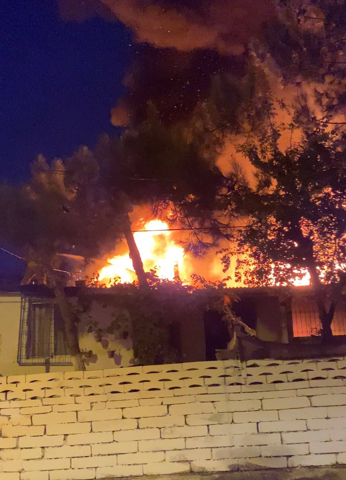 Ümraniye’de 3 gecekondu alev alev yandı