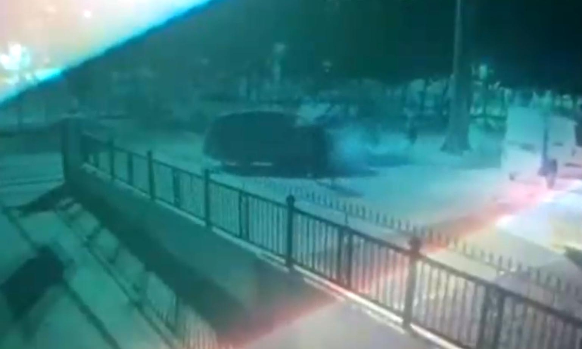 Keçiören'de polis aracına çarpıp kaçan sürücü yakalandı, evinde silah çıktı