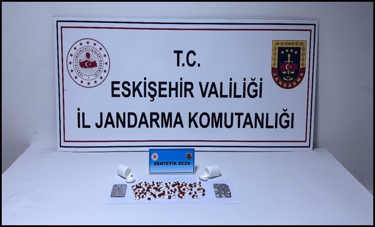 Üzerinde 128 adet sentetik ecza hapı taşıyan otobüs yolcusu jandarmaya yakalandı