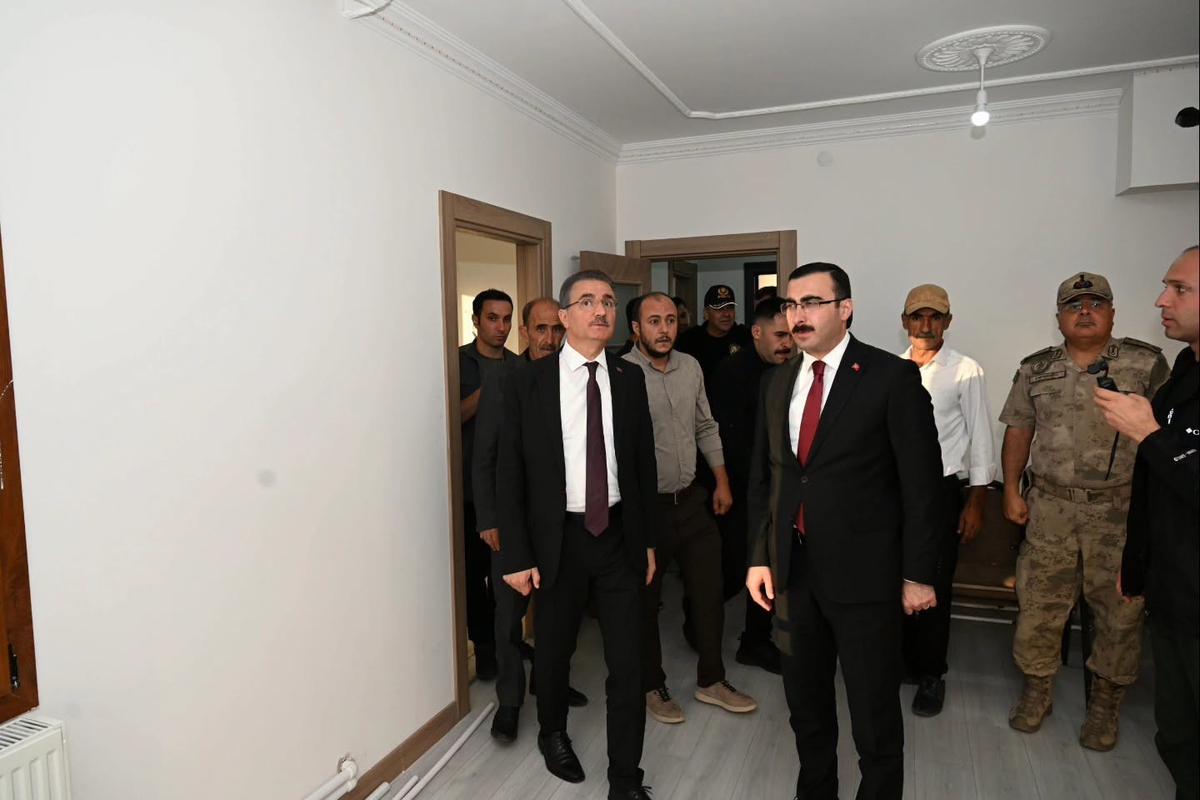 Vali Baruş, Çat’ta yapımı tamamlanan deprem konutlarını yerinde inceledi