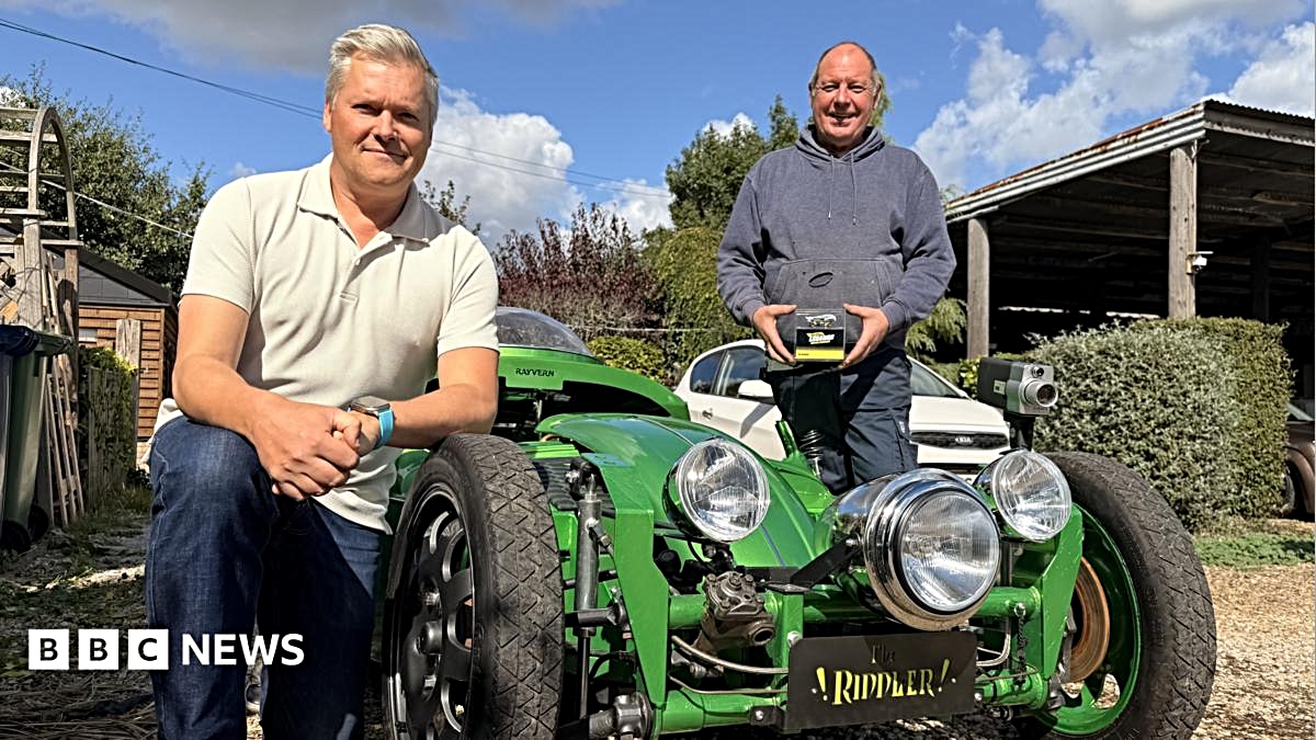 Volkswagen Beetle'ı dev Hot Wheels modeline dönüştürdü