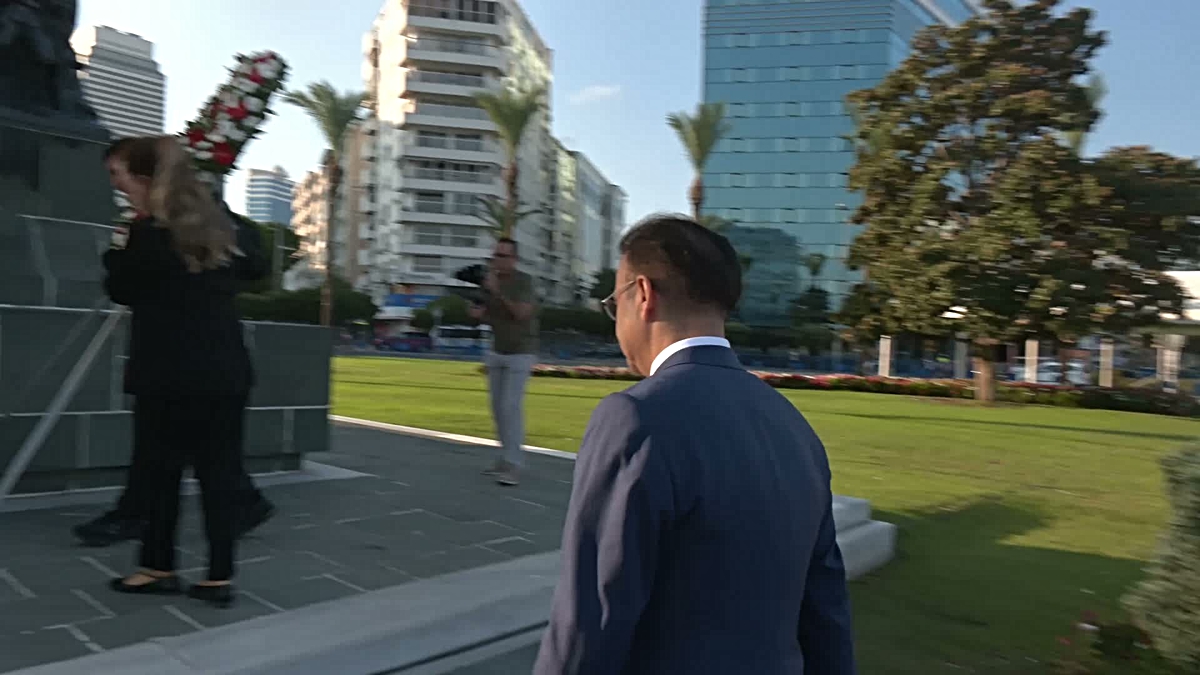 Yeni eğitim öğretim yılı başladı... İzmir'de çelenk töreni düzenlendi