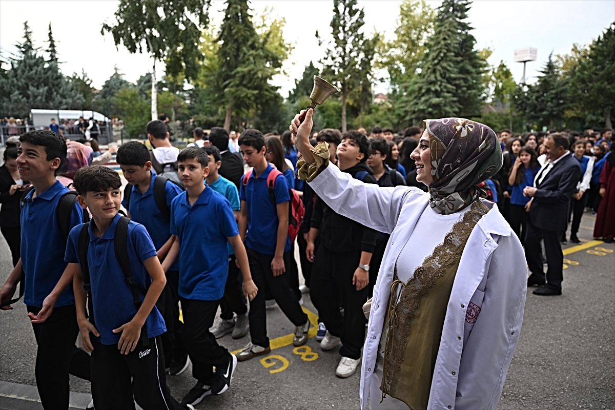Yeni eğitim öğretim yılının ilk ders zili çaldı