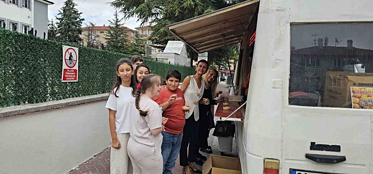 Yeni eğitim yılına tatlı başlangıç: Lokma dağıtıldı