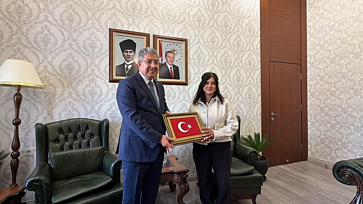 Eskişehir'de yerde gördüğü Türk bayrağını alan kurye Gülten Yeşil'e validen ödül! Makamında ağırlayıp bayrak hediye etti
