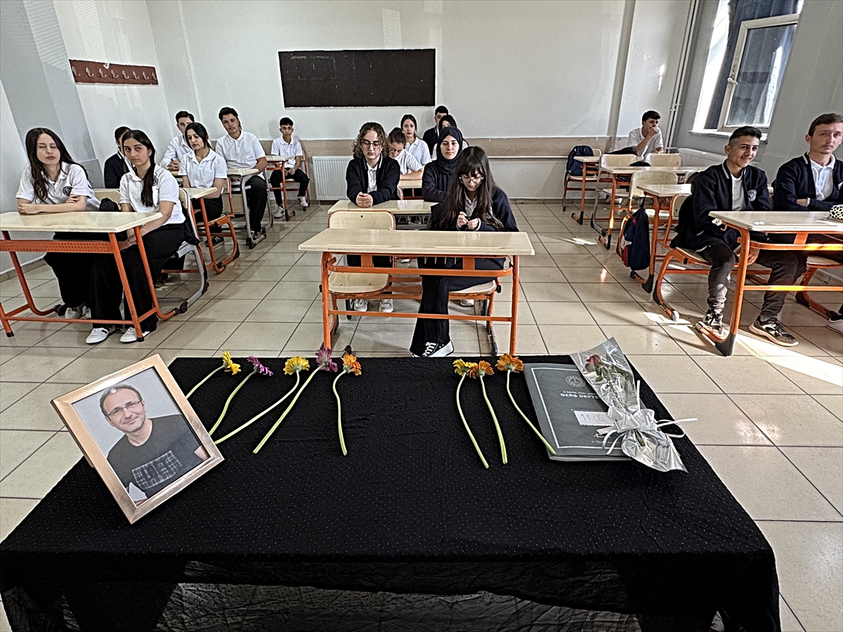 Yüksekova'da hayatını kaybeden fizik öğretmeni görev yaptığı okulda anıldı