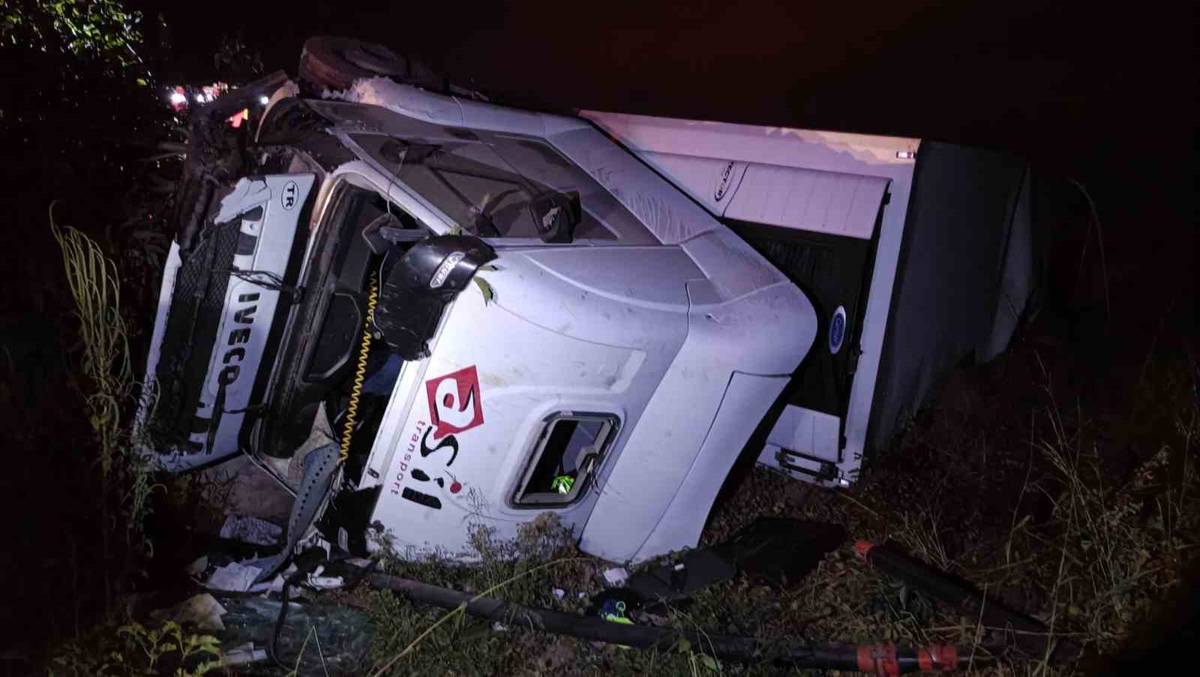 Bursa'da alkollü tır sürücüsü ters şeride girdi: 2 genç hayatını kaybetti, sürücü tutuklandı