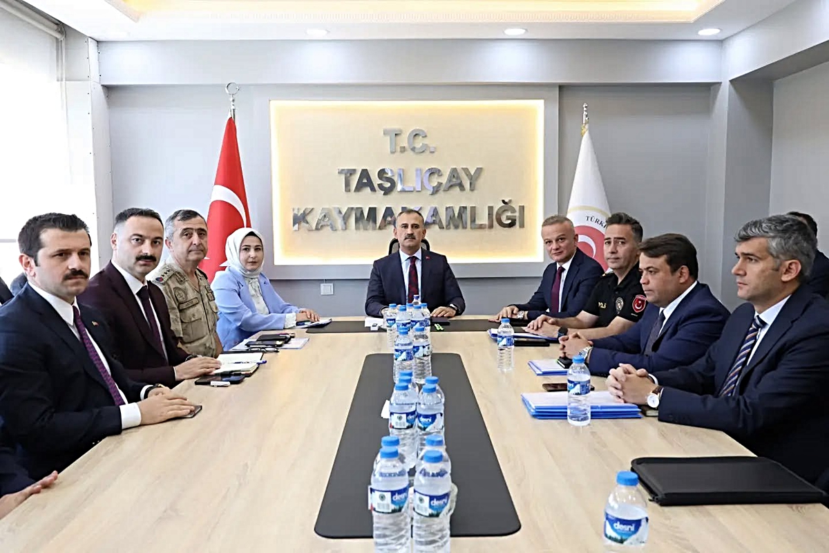 Ağrı Valisi Bozkurt başkanlığında, Taşlıçay ilçesinde 'Genişletilmiş Güvenlik ve Asayiş Koordinasyon Toplantısı' gerçekleştirildi.