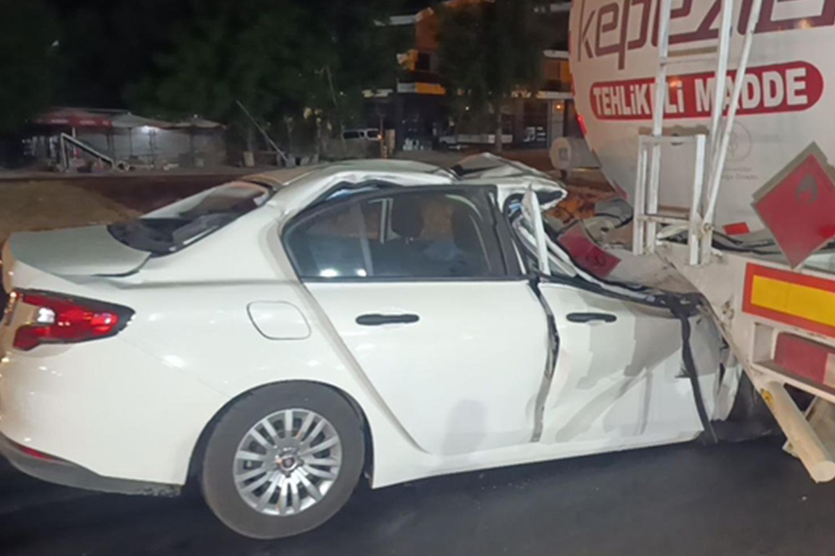 Akaryakıt tankerine arkadan çarpan otomobil 100 metre sürüklendi: 1 ölü