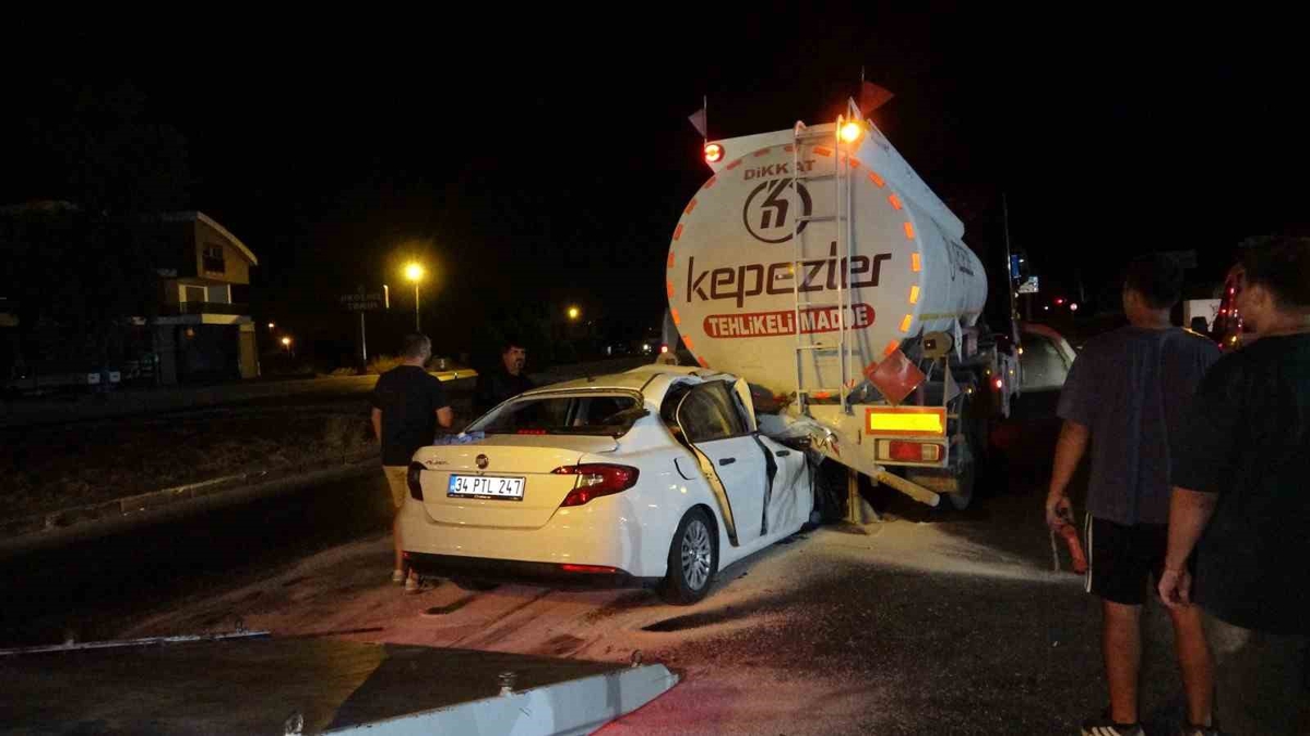 Akaryakıt tankerine ok gibi saplanan otomobil, tankerin yakıtının boşaltılmasıyla çıkartılabildi