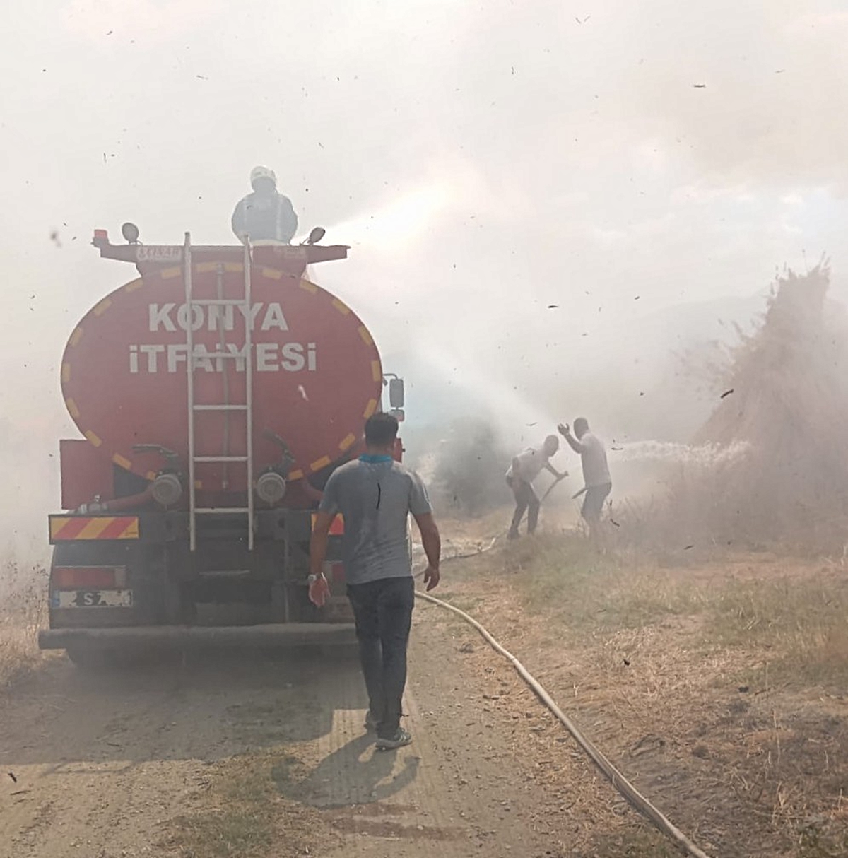 Akşehir’de göl kenarındaki kamış deposu alevlere teslim oldu