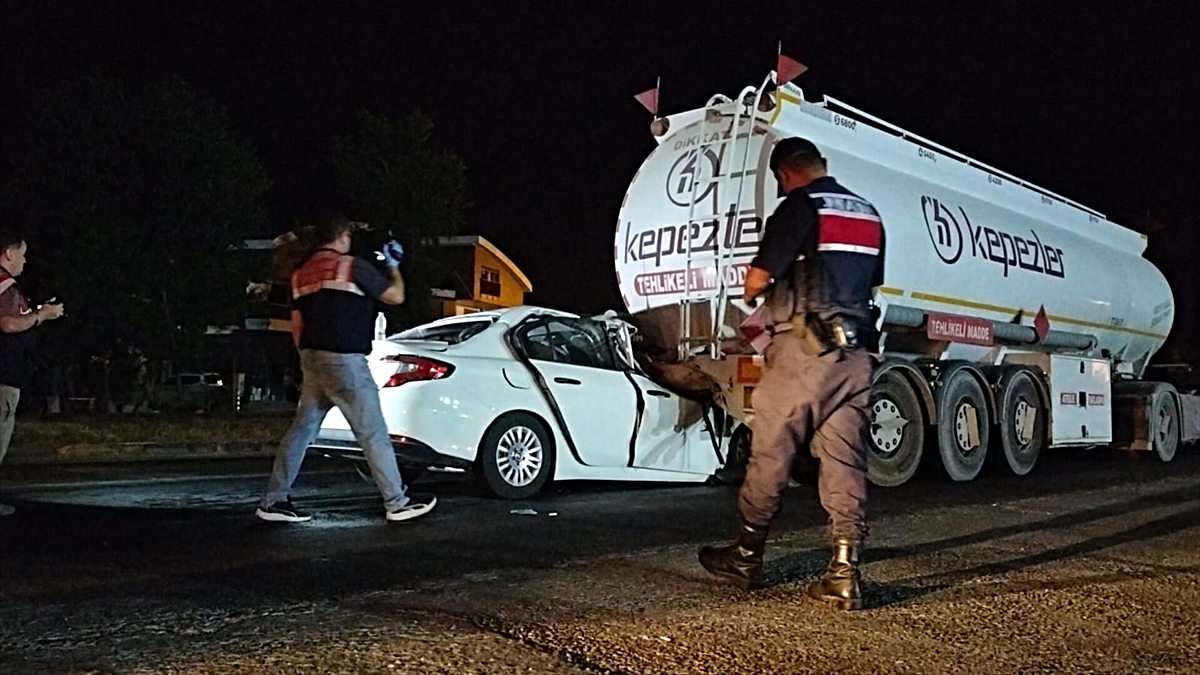 Antalya'da tıra çarpan otomobilin sürücüsü yaşamını yitirdi