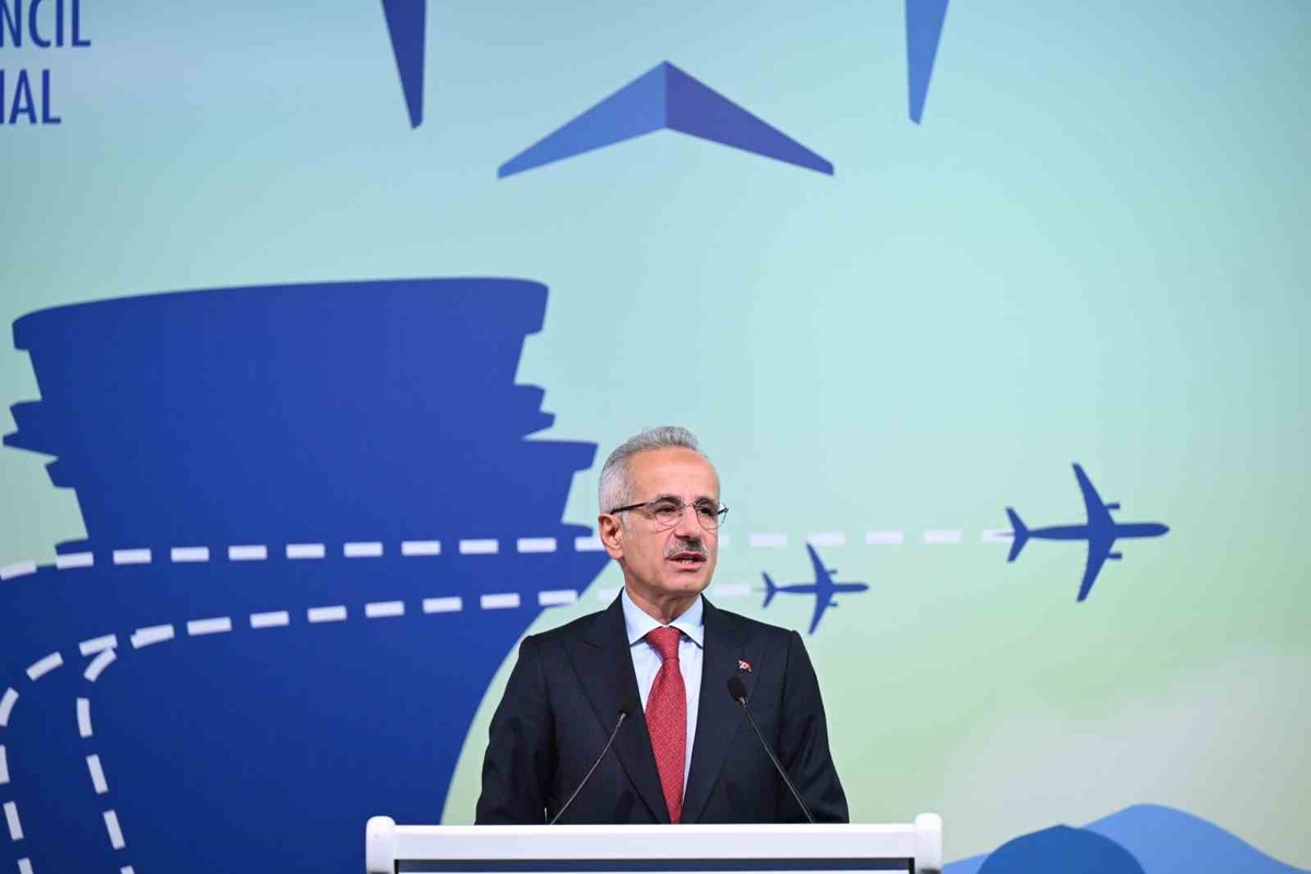 Bakan Uraloğlu: 'Canlı uçuş takip sistemimiz sayesinde Türkiye hava sahasındaki iç hat, dış hat ve transit uçuşlar da harita üzerinden anlık olarak izlenebiliyor'