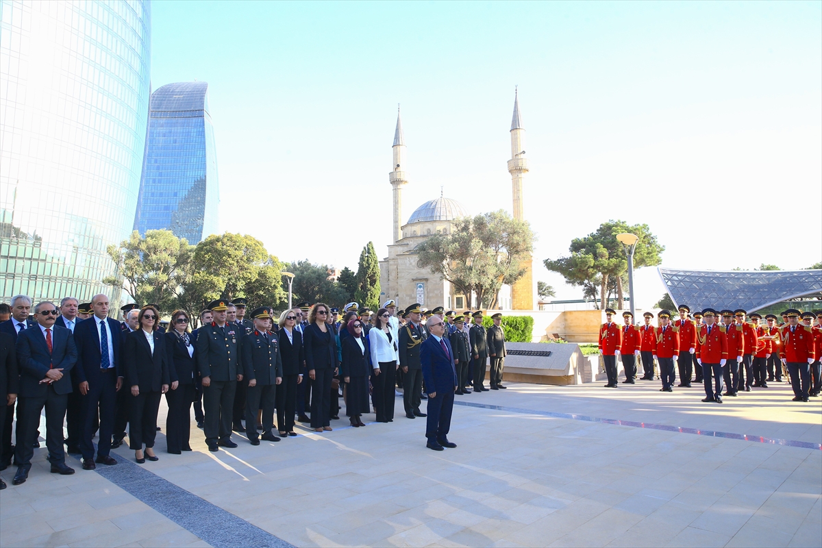 Bakü'nün kurtuluşunun 108. yıl dönümü dolayısıyla Türk Şehitliği'nde tören düzenlendi